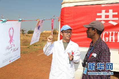 图为中国第八批赴南苏丹（瓦乌）维和医疗队官兵进行预防艾滋病宣讲
