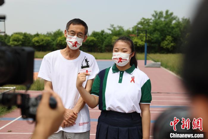 5月26日，临汾红丝带学校校长郭小平与该校学生进行视频直播，向外界介绍学校情况。　临汾红丝带学校供图